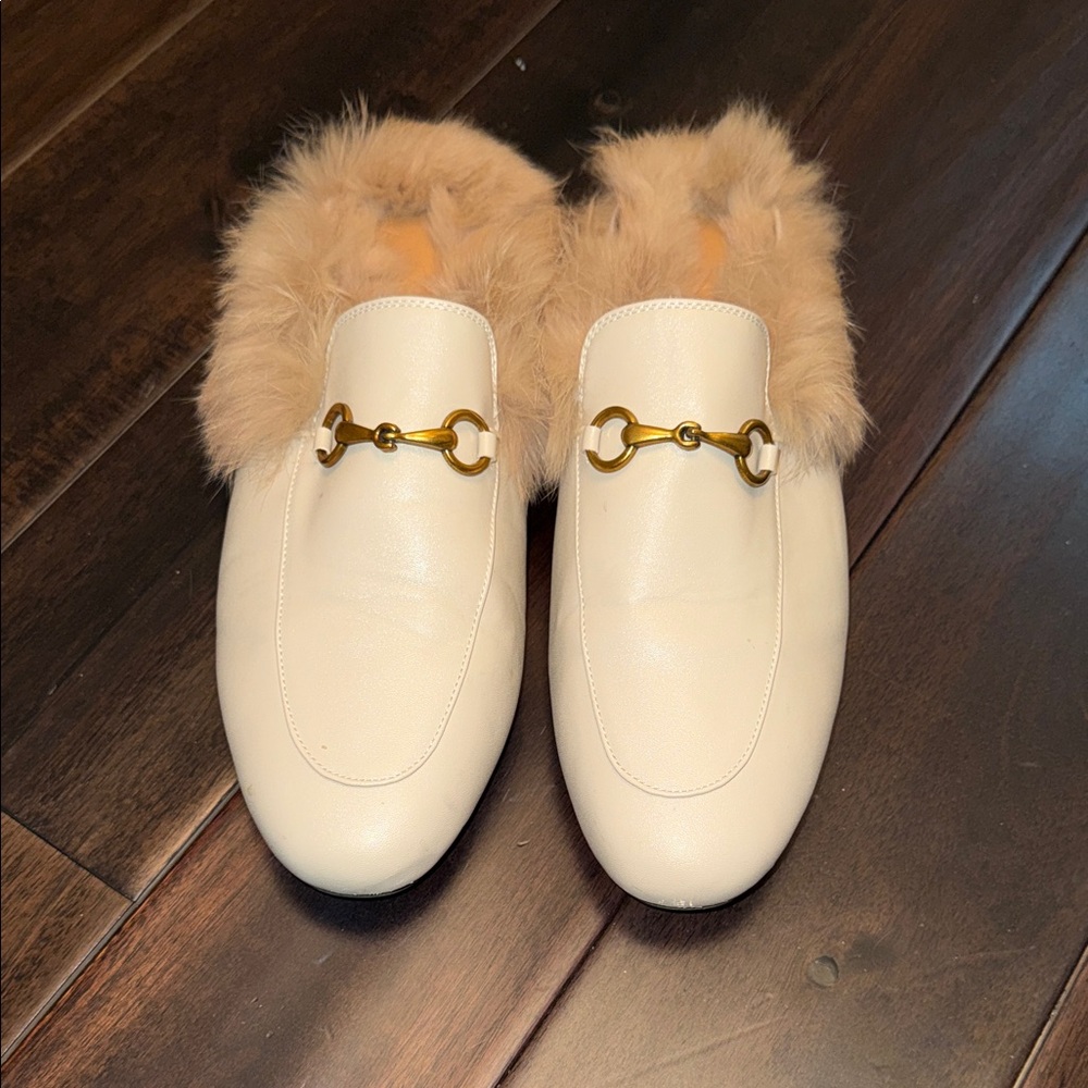 Elegant Cream leather Loafers with Gold Accent